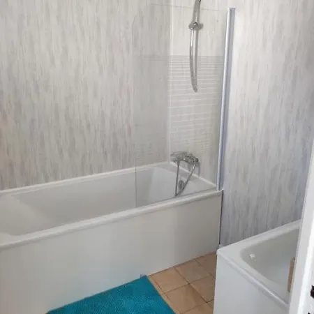 80 M De La Village Apartamento *
