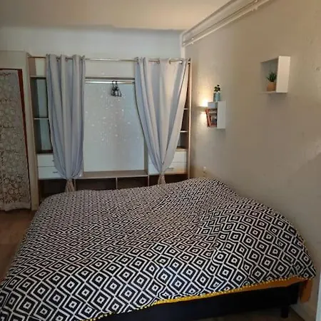 80 M De La Village *